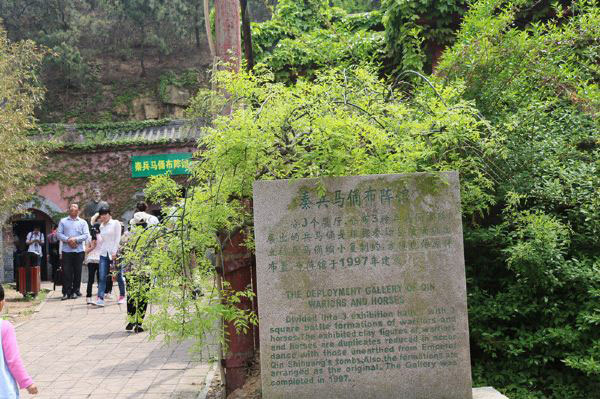 幸福而浪漫的90后新娘。 琅琊台位于青岛市黄岛区下辖的原胶南市,距离胶南城区约40公里。是一个海拔500米左右的小山,景区不大,琅琊台也不高,仅海拔183.4米。山路基本都比较好走。 我们也要走走御道,登上琅琊台环望大海,看始皇指点天下,感受秦始皇向往海上仙山的心怀,登霸主越王望乡之处。我一向认为历史这样的东西,一定要带儿子亲自去感受,到地方后自然去了解。 随后我们驱车前往景区正门西大门,车子快到景区门口的时候,有许多当地人热情地邀请着我们把车停到那些荒废的菜地,停车费10元。在这